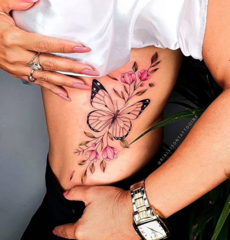 Tatuagem colorida de borboleta na costela
