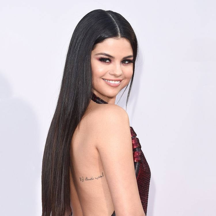 Selena Gomez com tatuagem na costela