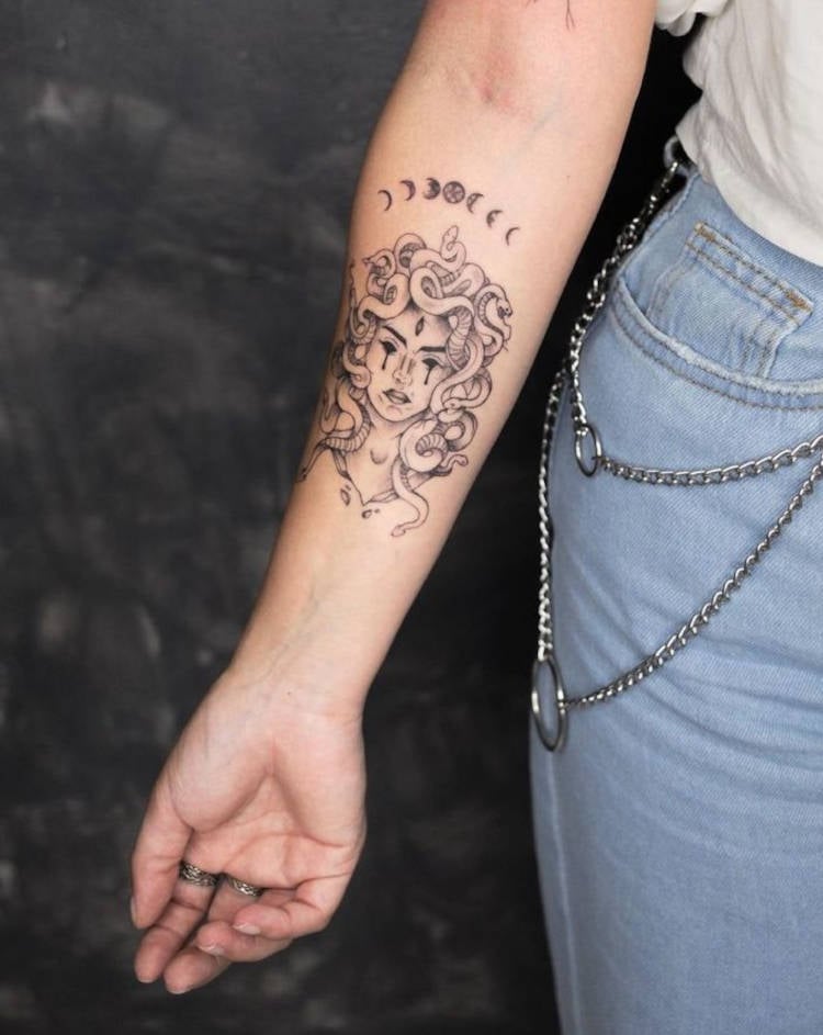 Tatuagem de medusa feminina no braço