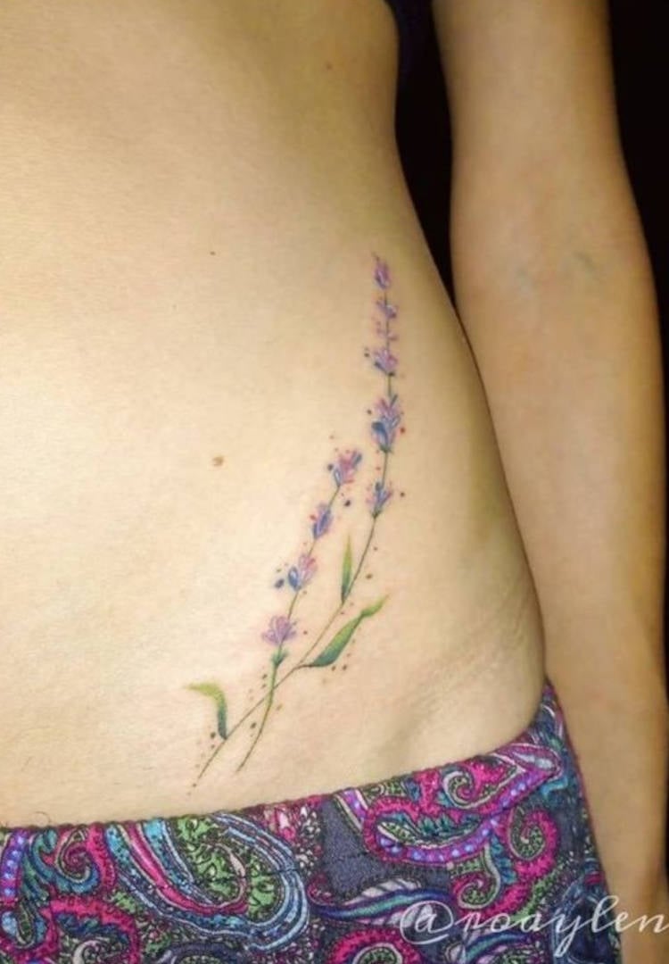 Tatuagem de flor para cintura