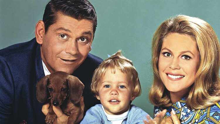 foto da família protagonista da série "A Feiticeira", dos anos 60