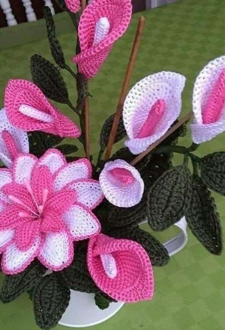 Foto de flor de antúrio de crochê.
