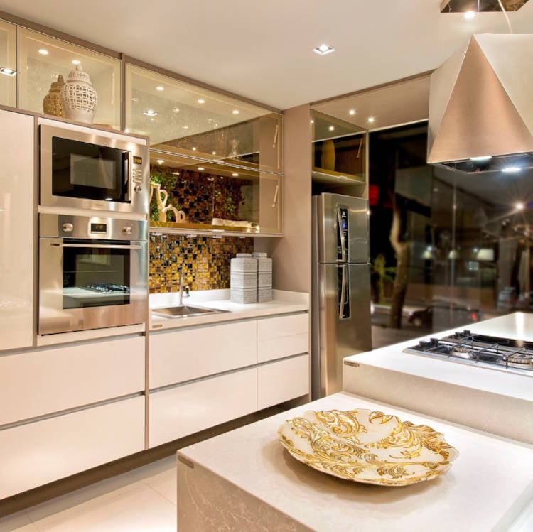 Armário de cozinha planejado branco e espelhado.