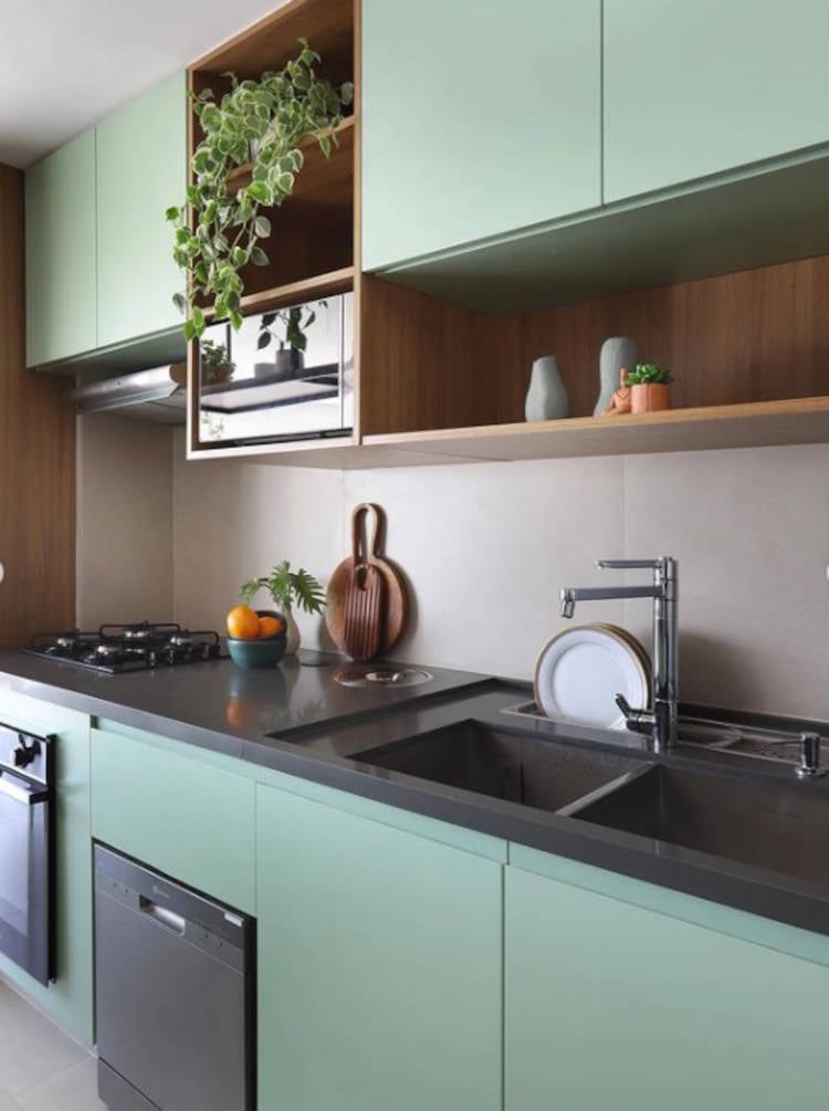 Armário de cozinha planejado verde claro.