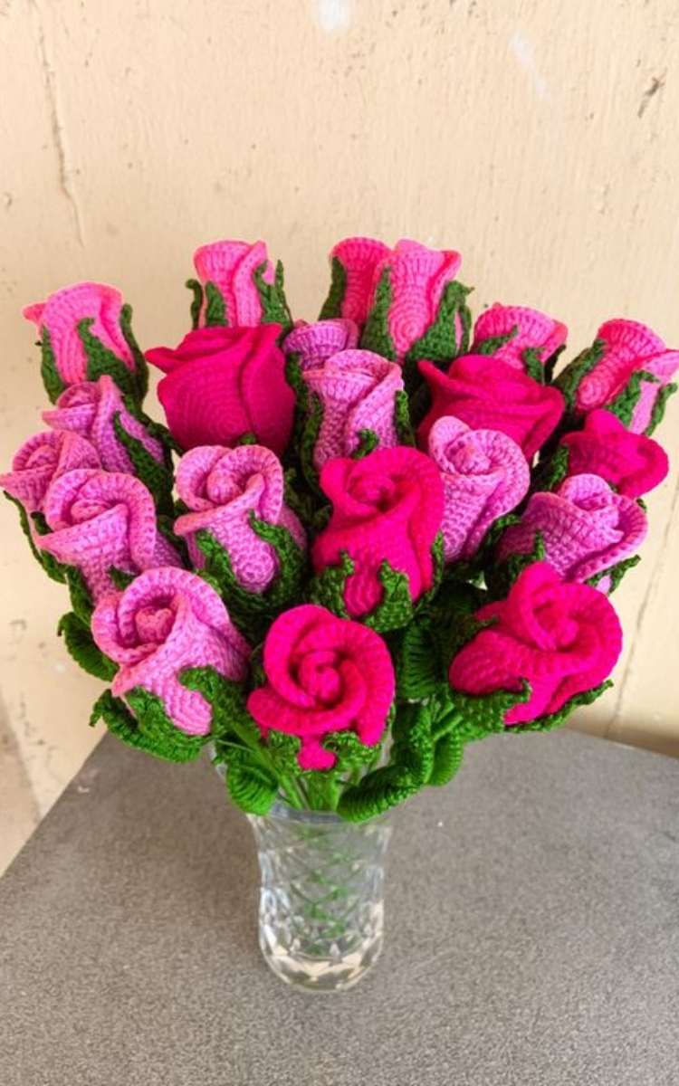 Foto de botões de rosa de crochet.