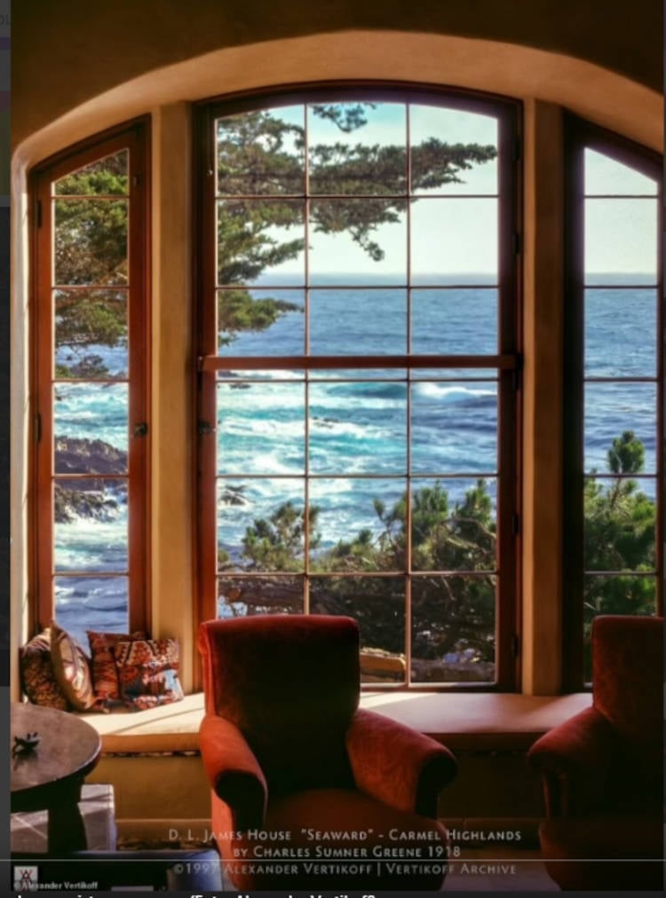 Sala de estar com vista para o mar na casa de Brad Pitt.