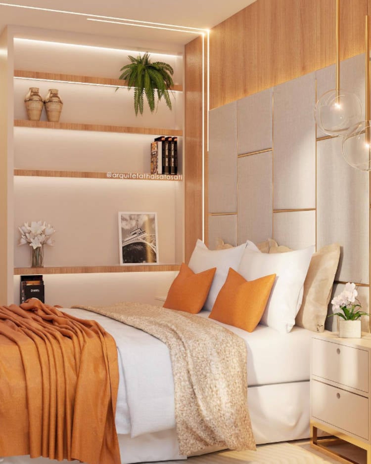 Decoração de interiores para quarto de casal com painel de madeira, estantes, cabeceira acolchoada e roupa de cama branca e mostarda