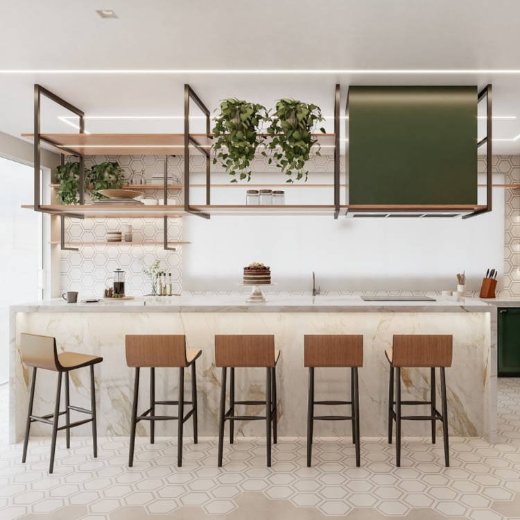 Cozinha com ilha de mármore, cinco banquetas de madeira e armário aéreo com vasos de plantas