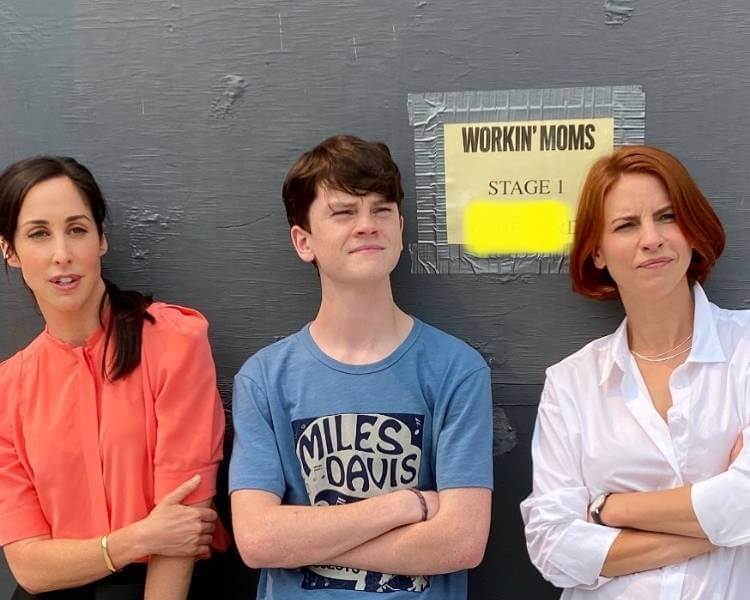 Catherine Reitman, Kyle Harrison e Dani K da 6ª temporada da série Supermães. Foto de Catherine Reitman, Kyle Harrison e Dani K de Supermães