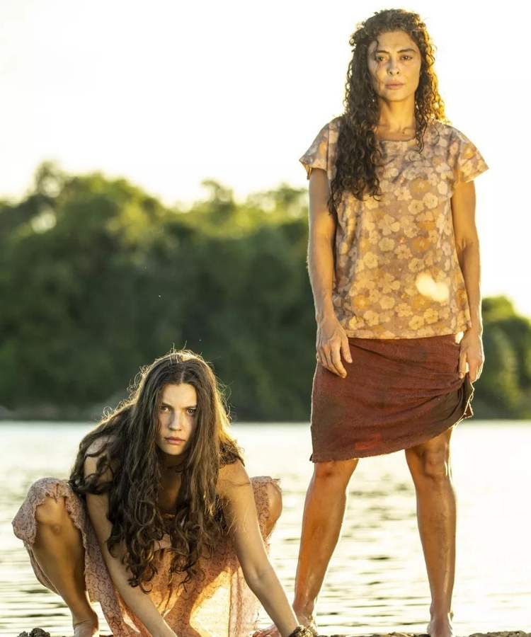 Maria Marruá (Juliana Paes) e sua filha Juma Marruá (Alanis Guillen) na nova versão da novela Pantanal - TV Liberal