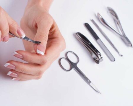 Como fazer as unhas sozinha? 7 passos para a manicure perfeita em casa ...