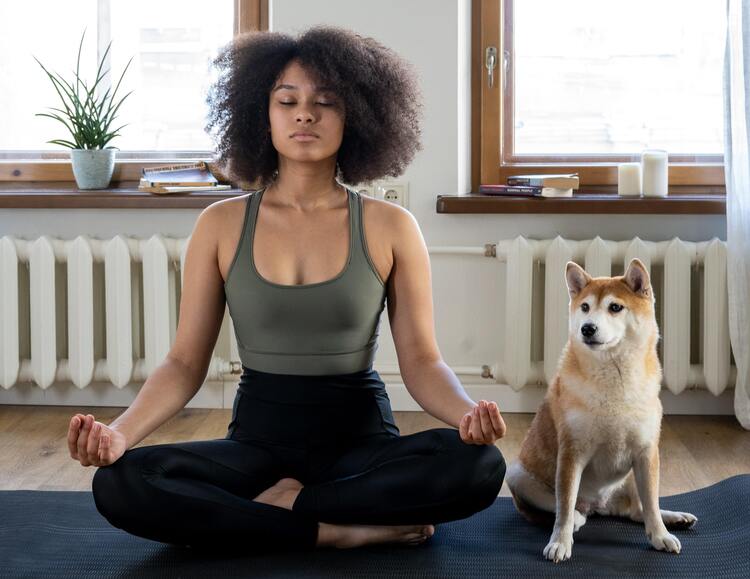 mulher com roupas de ginástica fazendo meditação para renovar energias