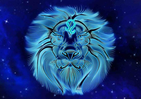 imagem de céu estrelado com ilustração de leão azul,sol em leão