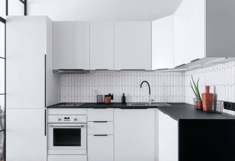 Studio de 30m² com cozinha em preto e branco.