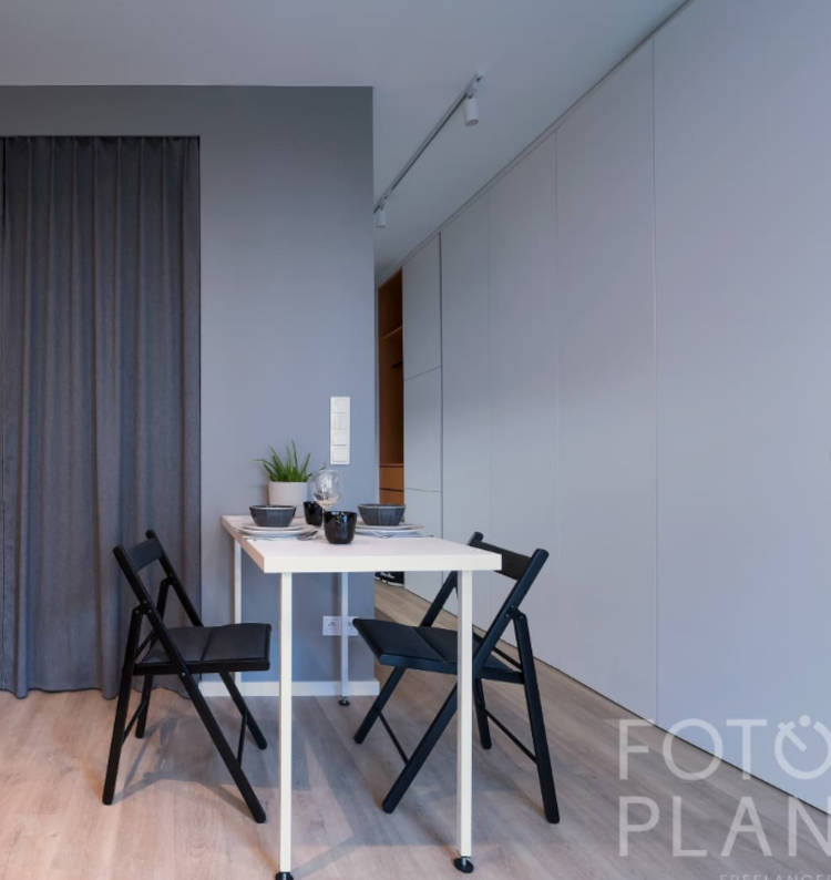 Studio de 30m² com mesa para duas cadeiras. Sala de jantar minimalista.