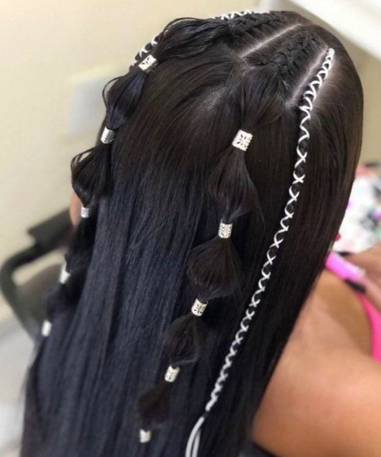 Parte de trás cabelo trançado com fio de seda branco e joias prateadas