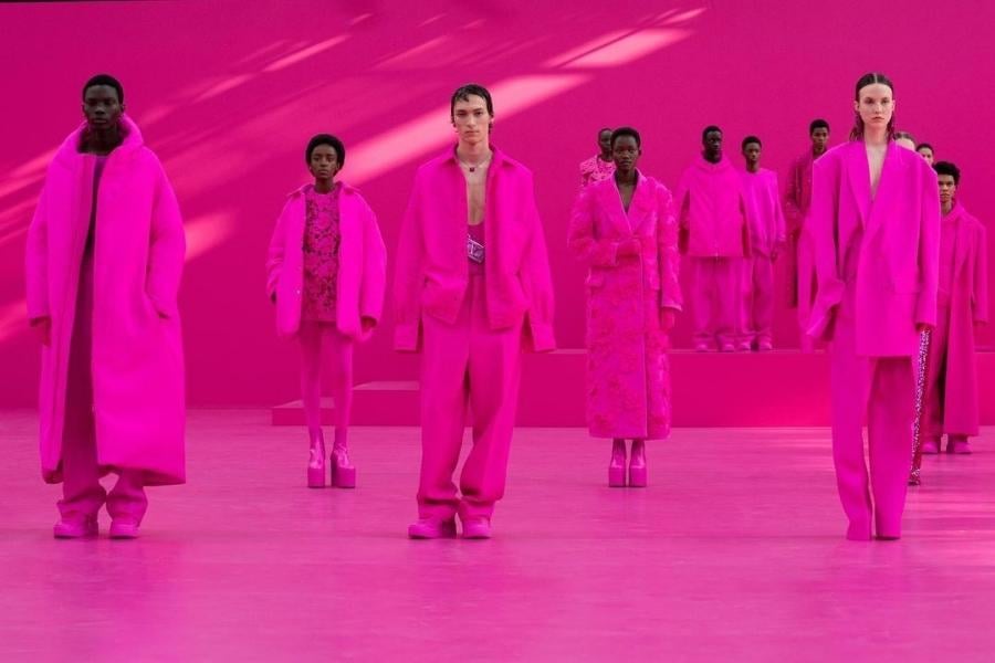 modelos na passarela desfilando looks da coleção Pink PP da grife Valentino