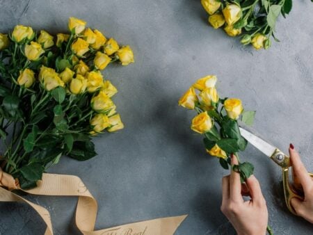 Rosas amarelas: dicas para presentear e decorar a casa utilizando as flores