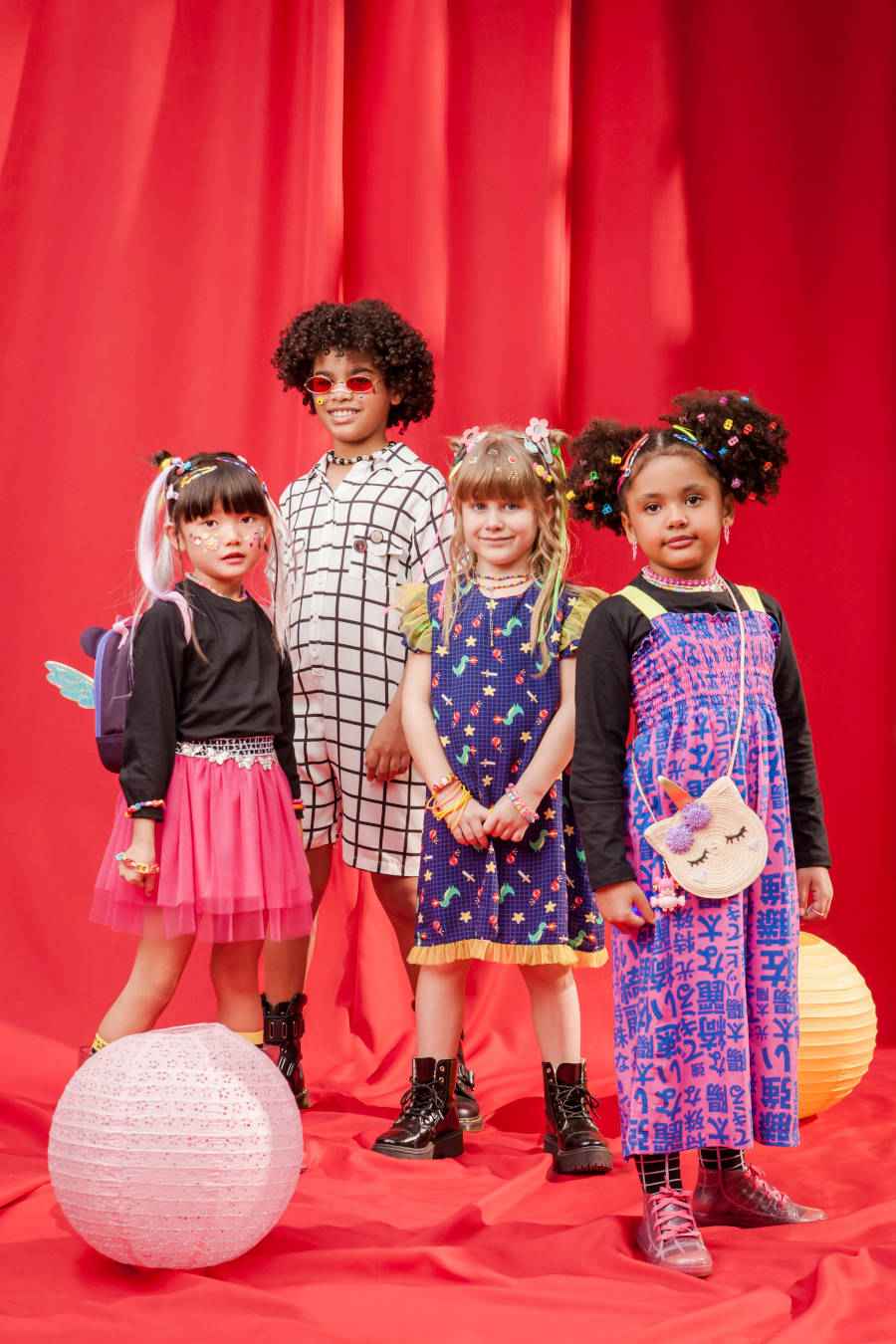 Imagem de 4 crianças durante a campanha da nova coleção da Sabrina Sato