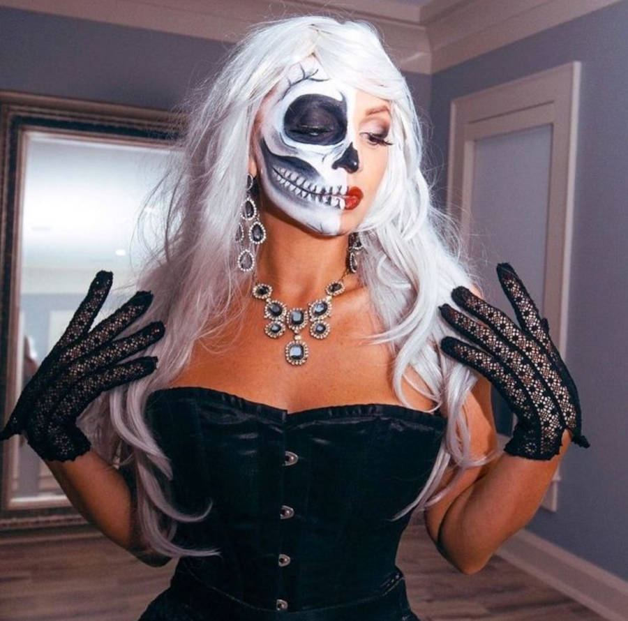 Foto de mulher fantasiada de caveira para o Halloween