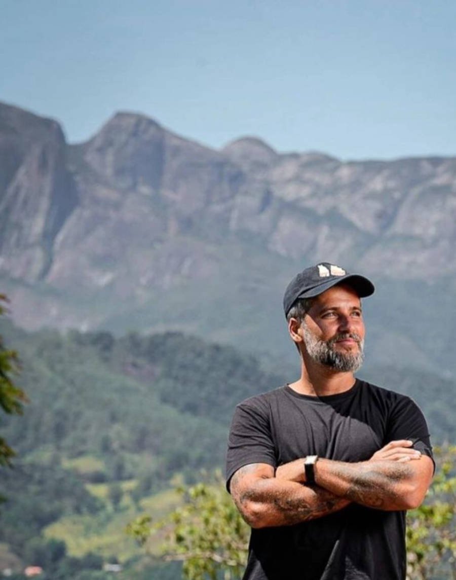 Foto de Bruno Gagliasso com a paisagem de Teresópolis ao fundo