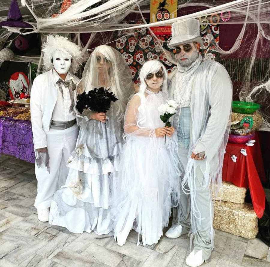 Foto de um grupo de amigos fantasiados para o Halloween de Fantasma