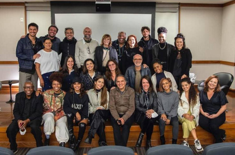 Foto do elenco da novela Travessia, junto com a Glória Perez