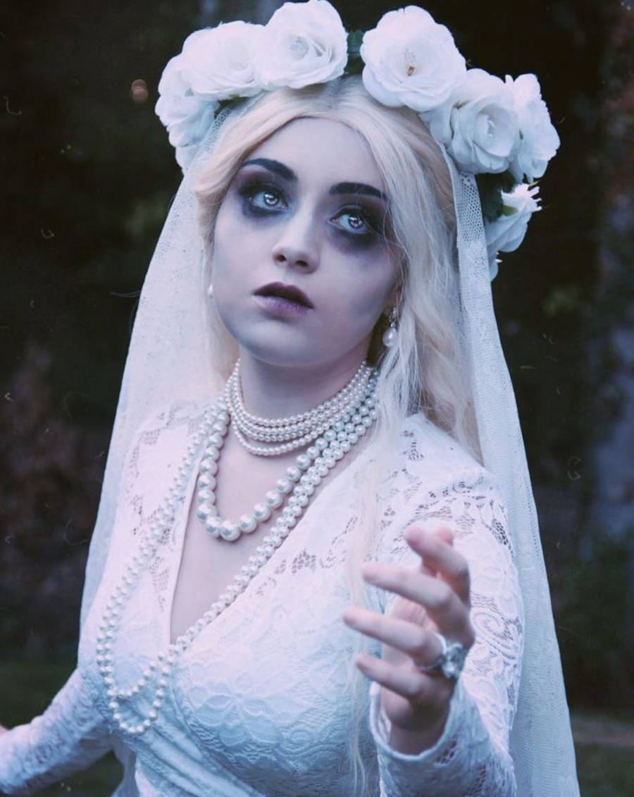 Foto de mulher fantasiada de noiva fantasma para o Halloween