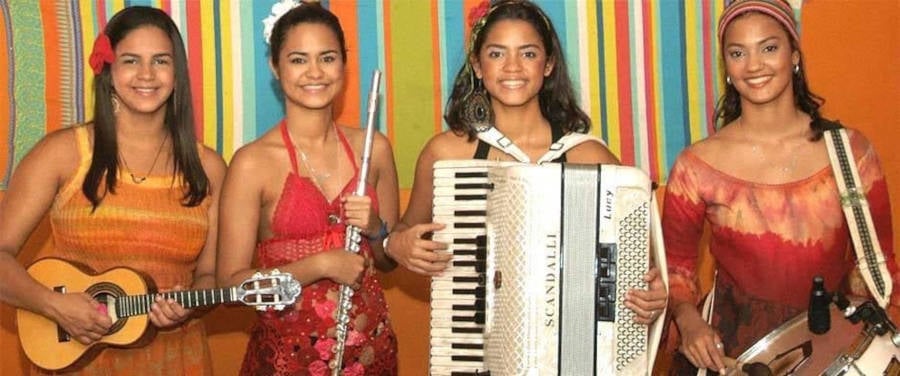 Foto do grupo Clã Brasil, com Lucy, suas duas irmãs e sua mãe