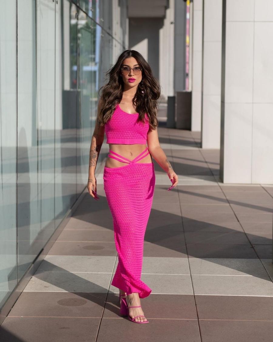 Bianca Andrade usa vestido pink Barbiecore em crochê e sandália de salto