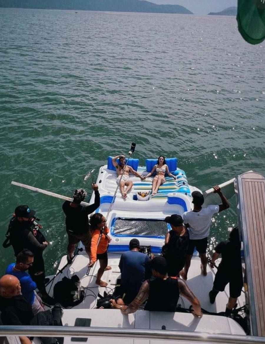 Foto de Chay Suede e Jade Picon em barco no litoral do Rio de Janeiro, Angra dos Reis