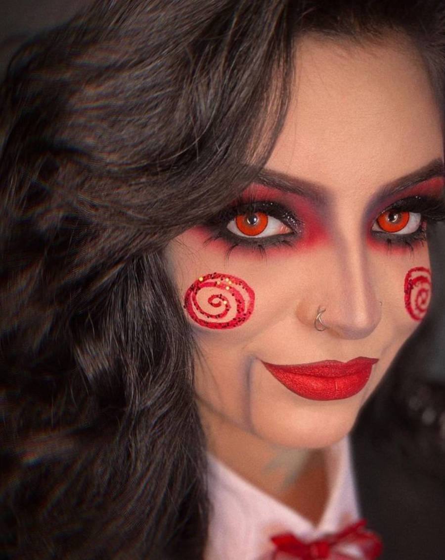 Foto de mulher fantasiada de Jigsaw para o Halloween