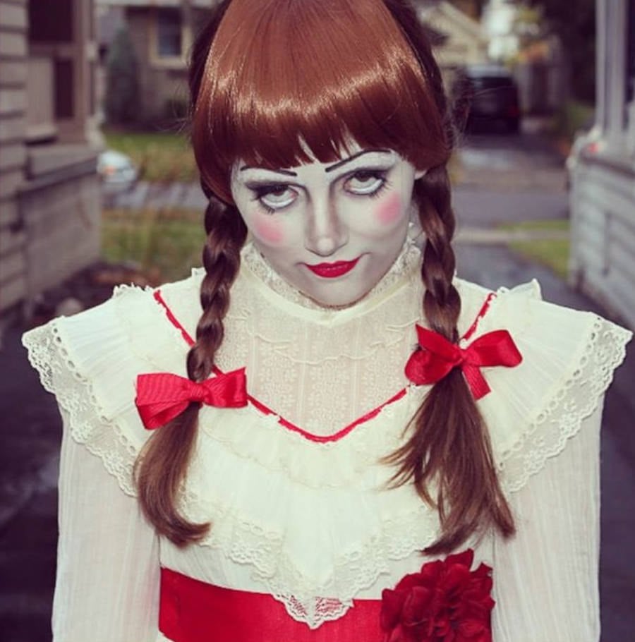 Foto de uma mulher fantasiada de Annabelle para o Halloween