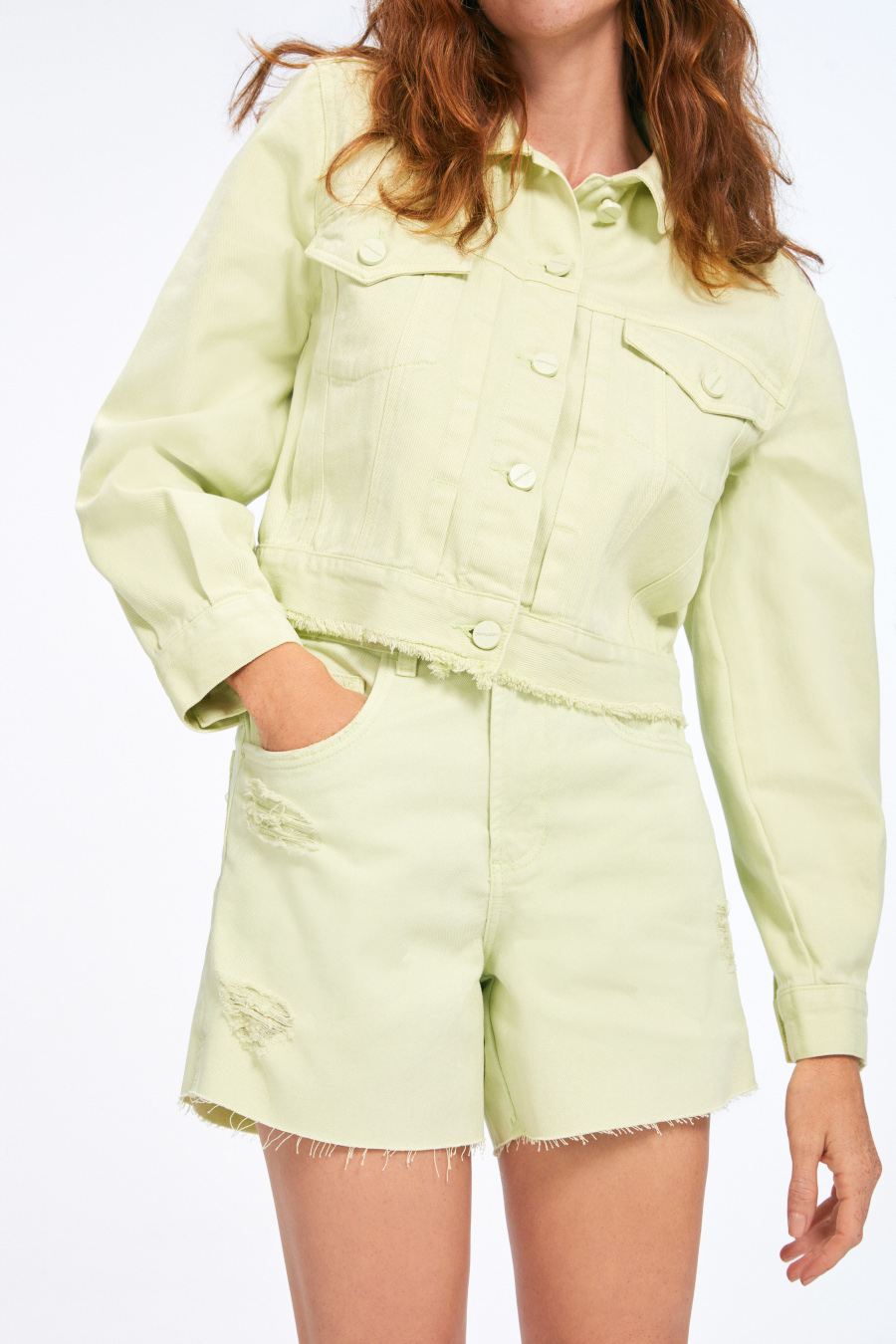 Imagem de conjunto verde pastel de jeans, composto por shorts e jaqueta