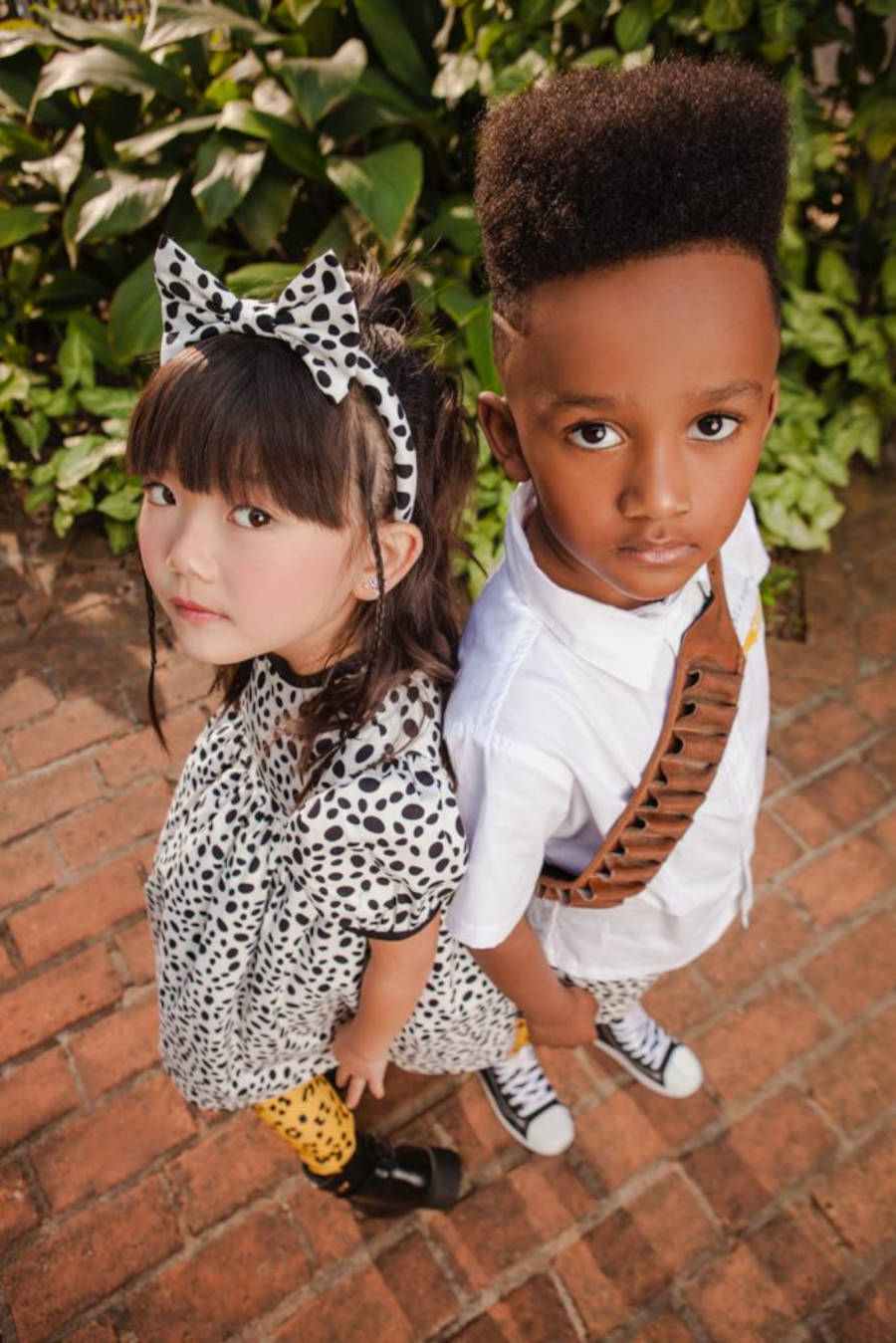Imagem de duas crianças de costas uma para outra vestindo roupas da nova coleção da Sato Kid
