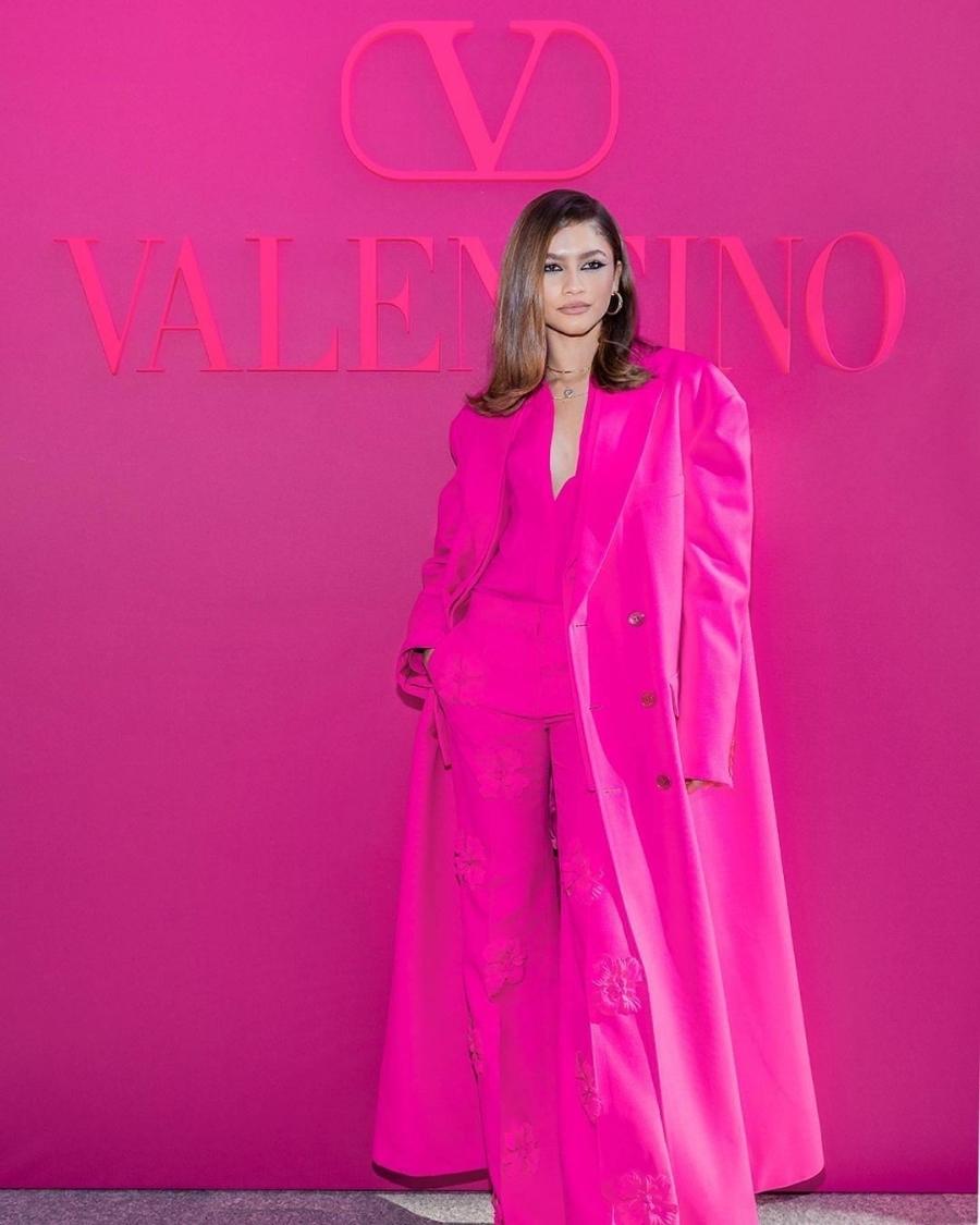 foto da atriz Zendaya usando conjunto de alfaiataria e sobretudo pink em desfile da grife Valentino, look Barbiecore