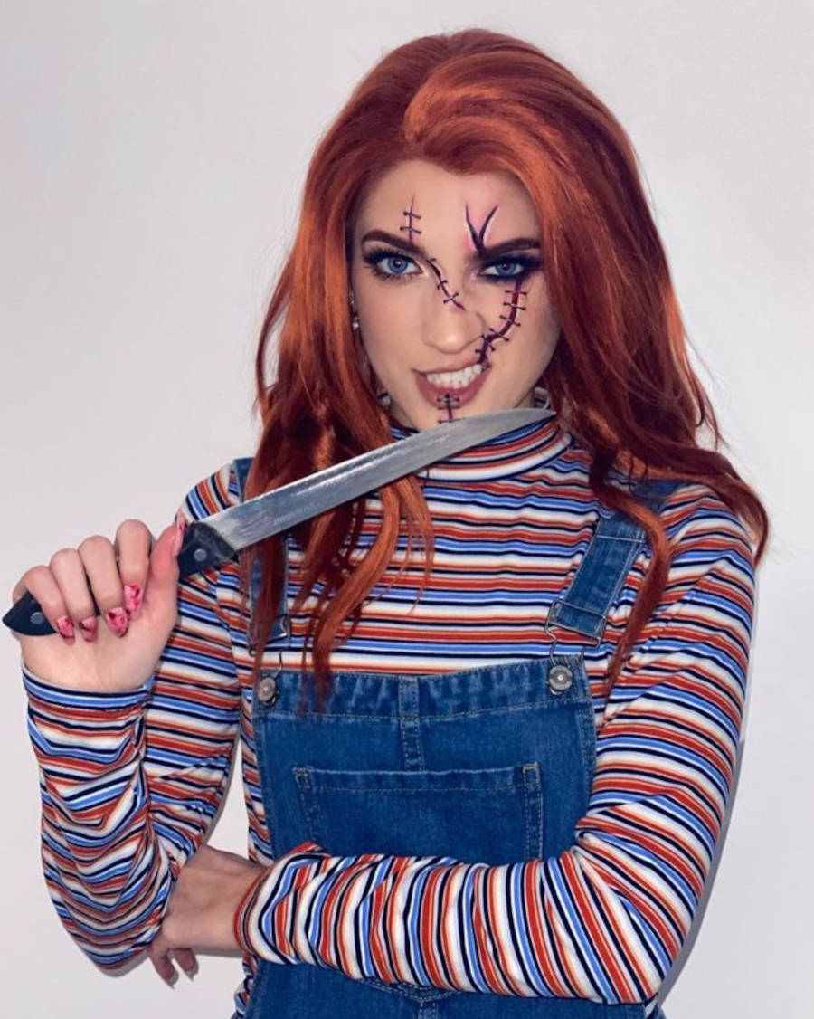 Foto de mulher fantasiada de Chucky para o Halloween