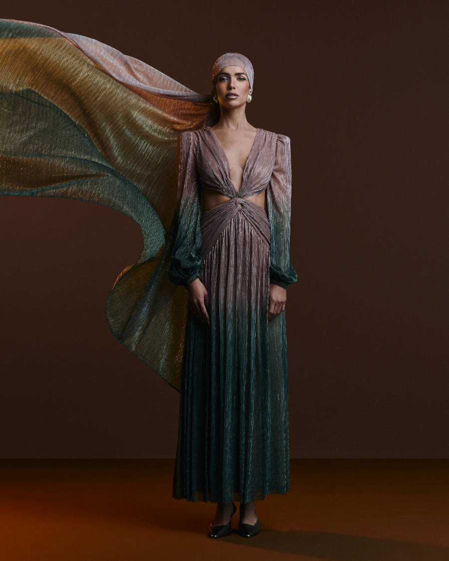 Foto de modelo usando vestido de festa da coleção da PatBo