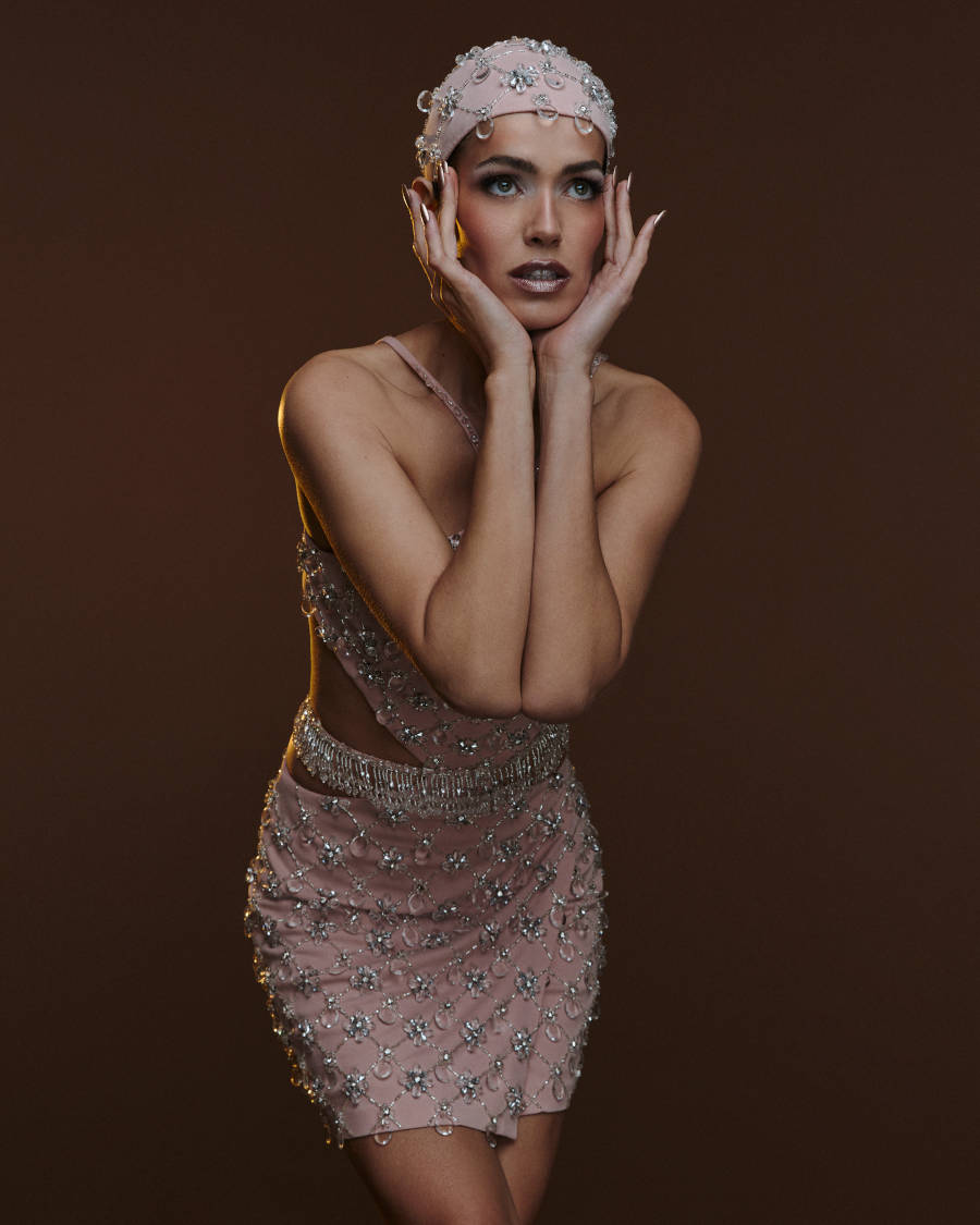 Foto de modelo usando roupa da nova coleção PatBo: Vestido rosa de vesta com bordados