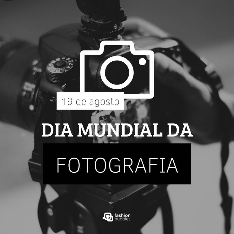 Montagem com a frase "Dia Mundial da Fotografia" em destaque e ao fundo a foto de uma câmera fotográfica em preto e branco
