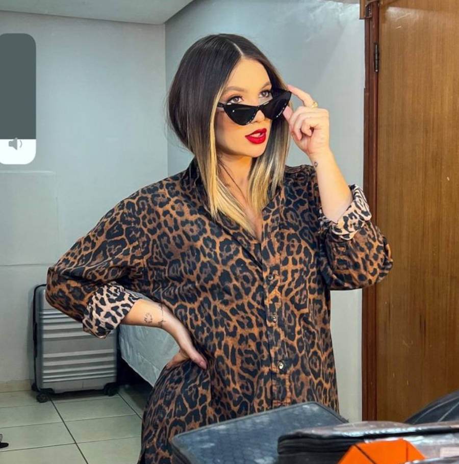 Foto de Vigínia Fonseca com blusa de oncinha e óculos escuros