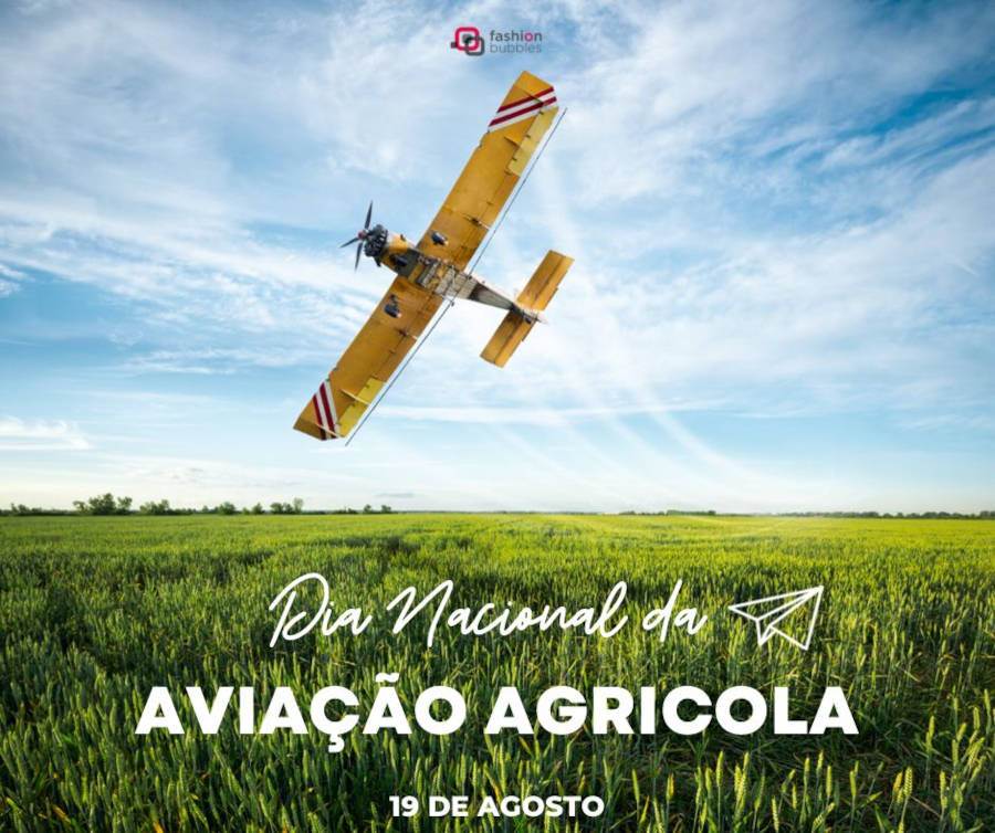Foto de um avião passando por cima de uma plantação com a frase "Dia Nacional da Aviação Agrícola" em destaque