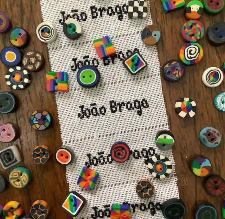 Foto das etiquetas das camisas de João Braga com diversos pingentes espalhados