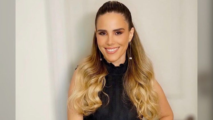 Wanessa Camargo sorri para a câmera.