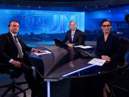 Bolsonaro mente no Jornal Nacional e internet reage. Foto do presidente com William Bonner e Renata Vasconcellos