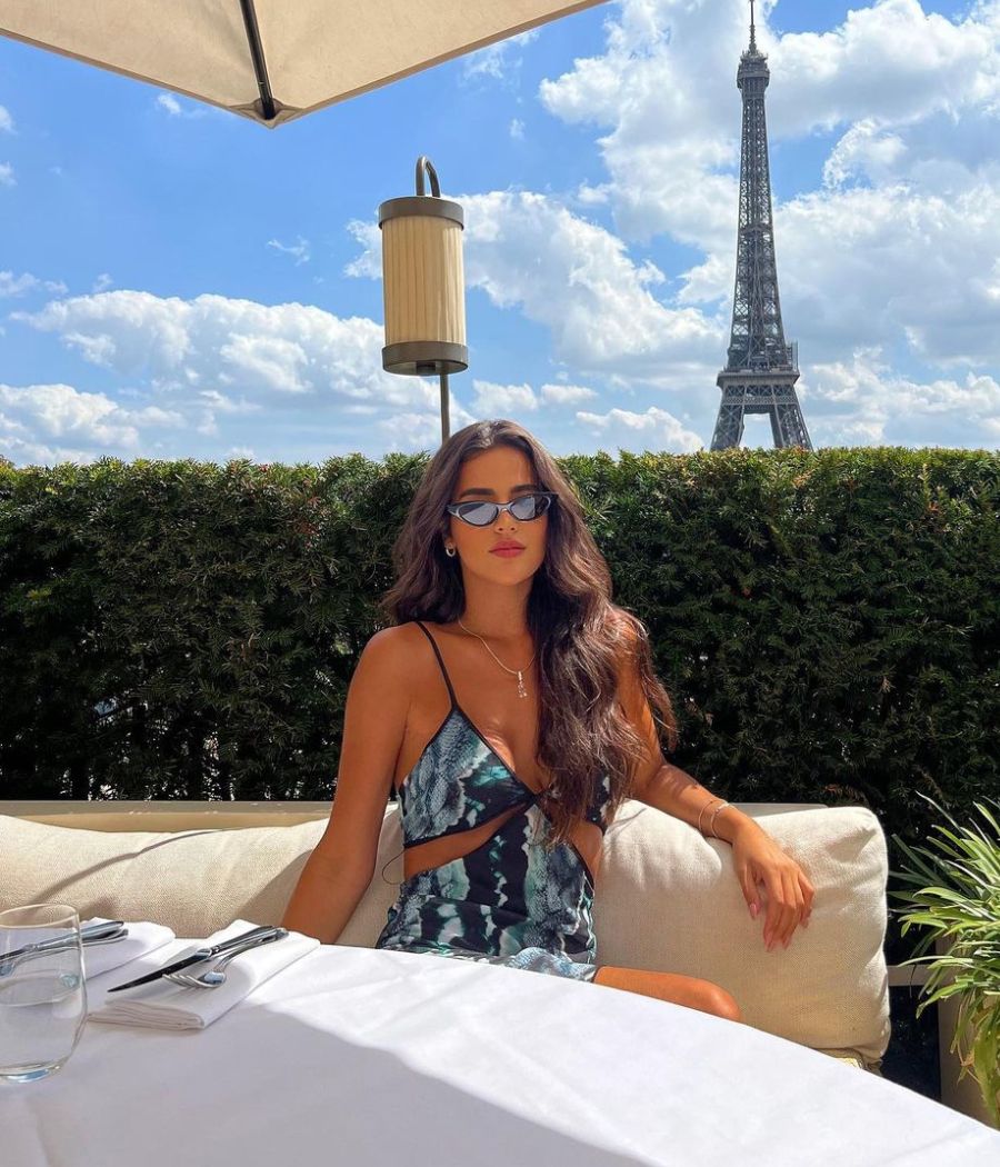 A empresária e influenciadora Brenda Pavanelli posa em uma mesa com a Torre Eiffel ao fundo
