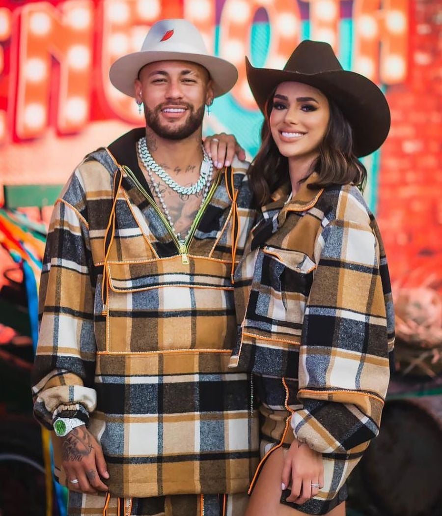 Bruna Biancardi e Neymar posam juntos, sorrindo, com roupas combinando