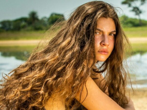 A personagem Juma, da novela Pantanal, com cabelos longos e volumosos