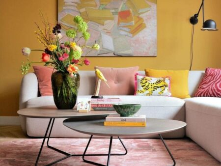Casa colorida com sala amarela e rosa.