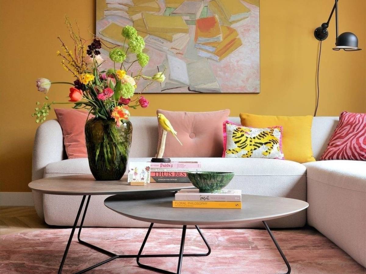 Casa colorida com sala amarela e rosa.